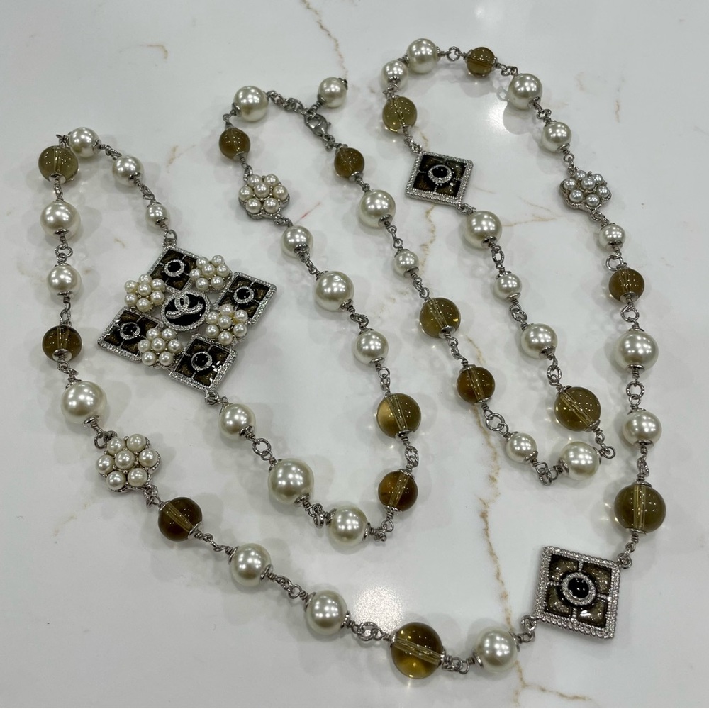 Gorgeous details faux pearl beaded Chanel necklace